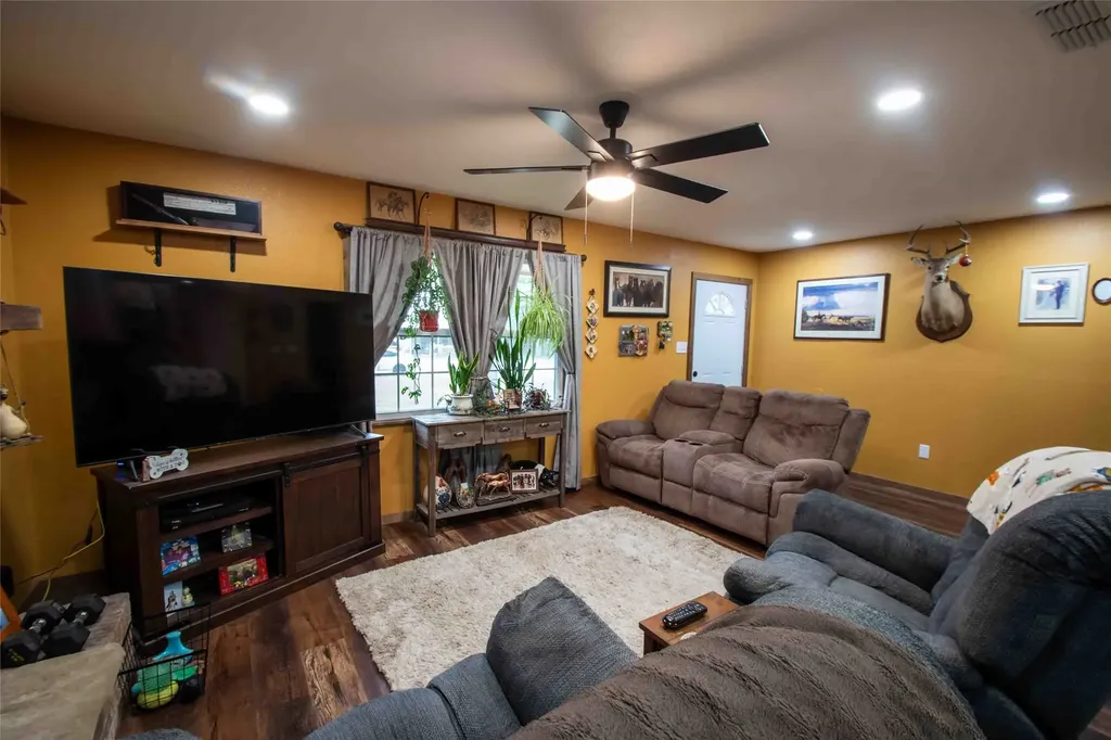 530 Holly Glen Murchison TX 75778