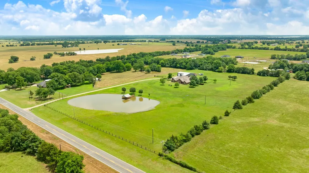 4141 Farm Road 2820 Sumner TX 75486