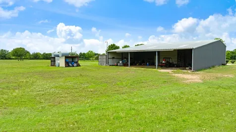4141 Farm Road 2820 Sumner TX 75486