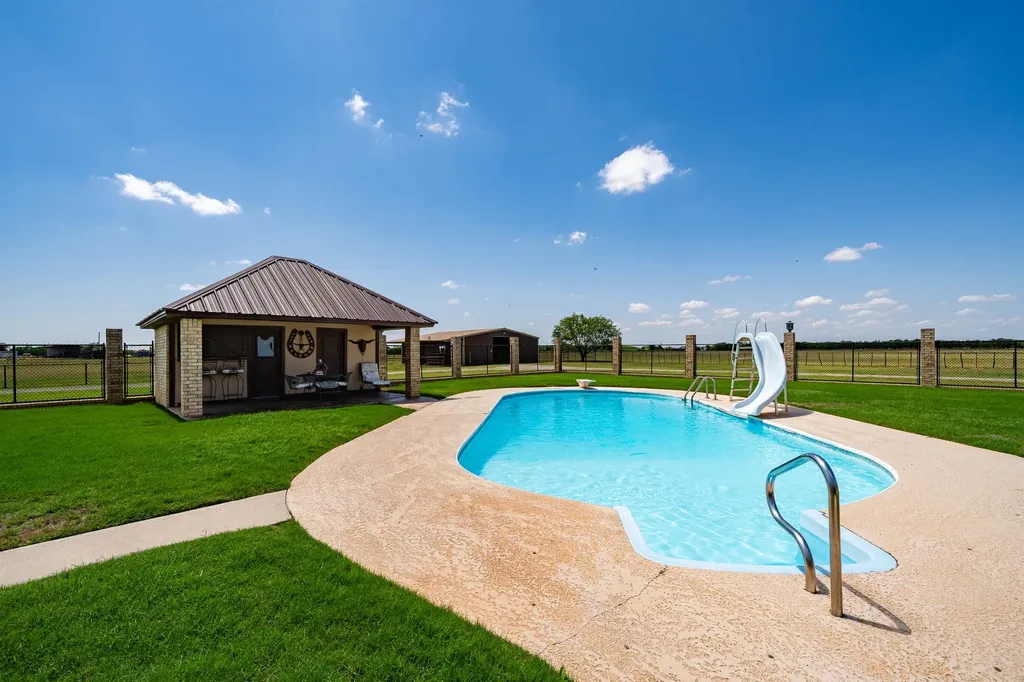 4946 County Road 410 Hawley TX 79525