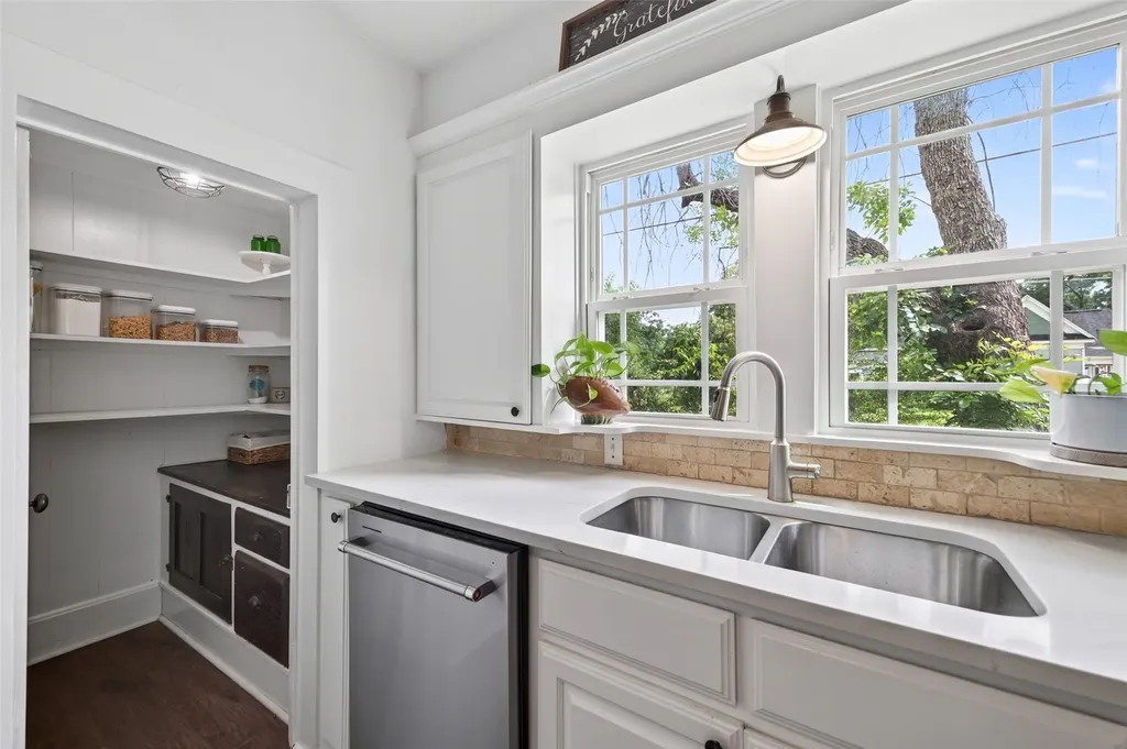 200 S Crane Street Alvord TX 76225