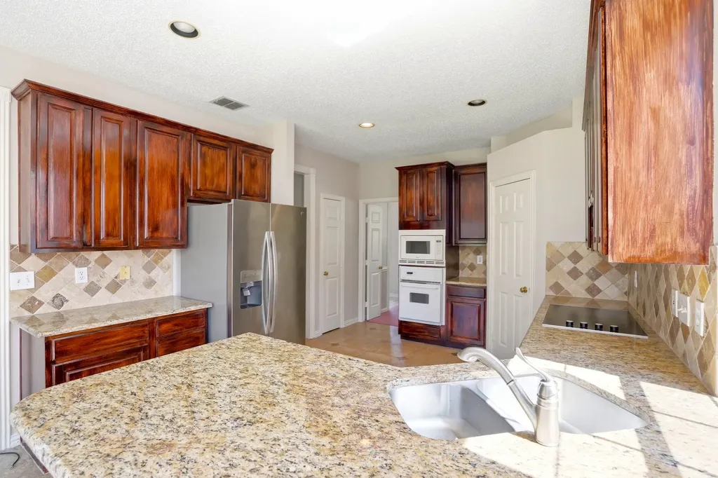 2421 Bowie Lane Grapevine TX 76051