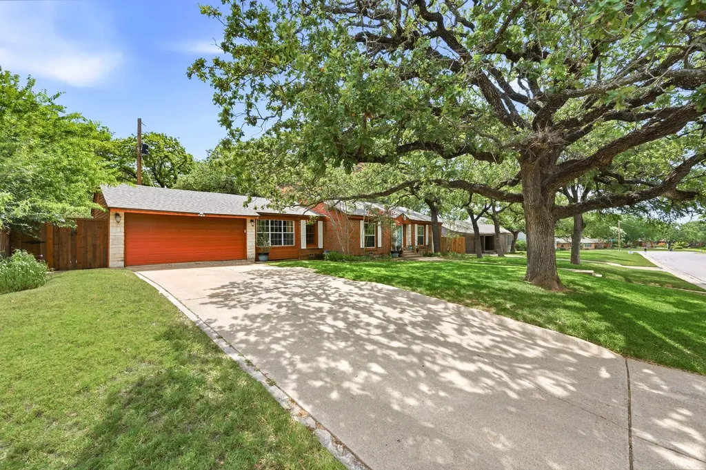 2012 W Lotus Avenue Fort Worth TX 76111
