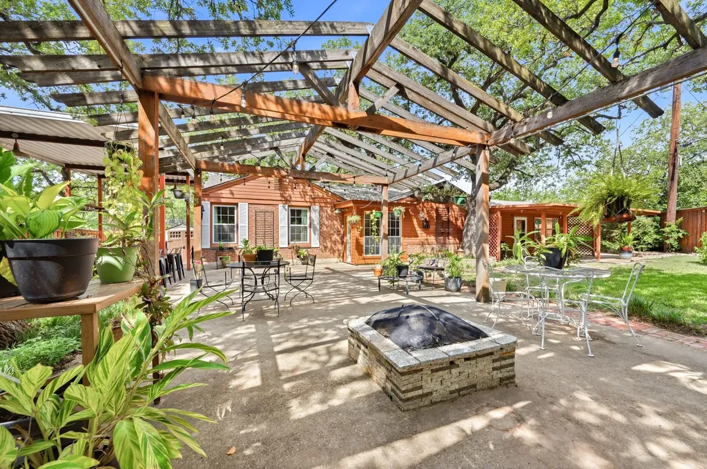 2012 W Lotus Avenue Fort Worth TX 76111