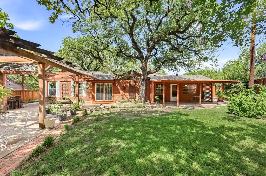 2012 W Lotus Avenue Fort Worth TX 76111