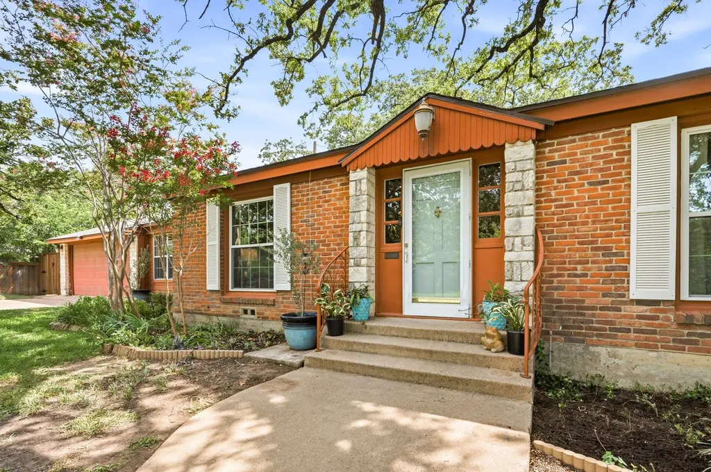 2012 W Lotus Avenue Fort Worth TX 76111