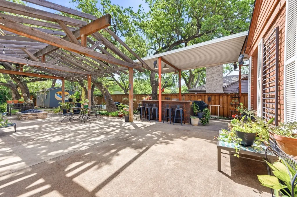 2012 W Lotus Avenue Fort Worth TX 76111