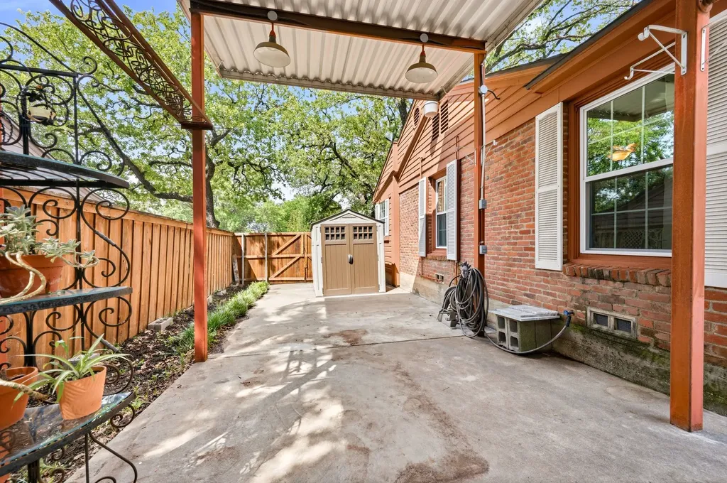 2012 W Lotus Avenue Fort Worth TX 76111