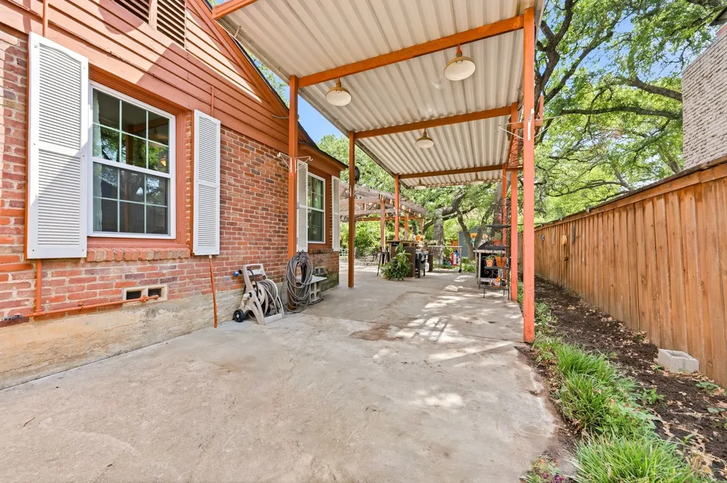 2012 W Lotus Avenue Fort Worth TX 76111