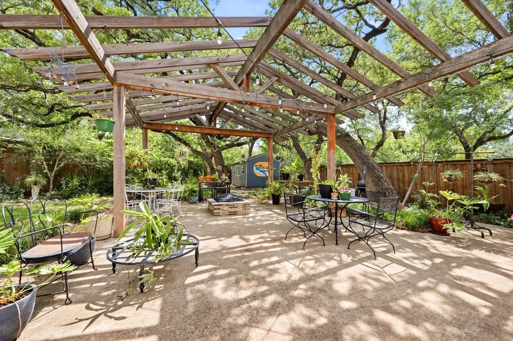 2012 W Lotus Avenue Fort Worth TX 76111