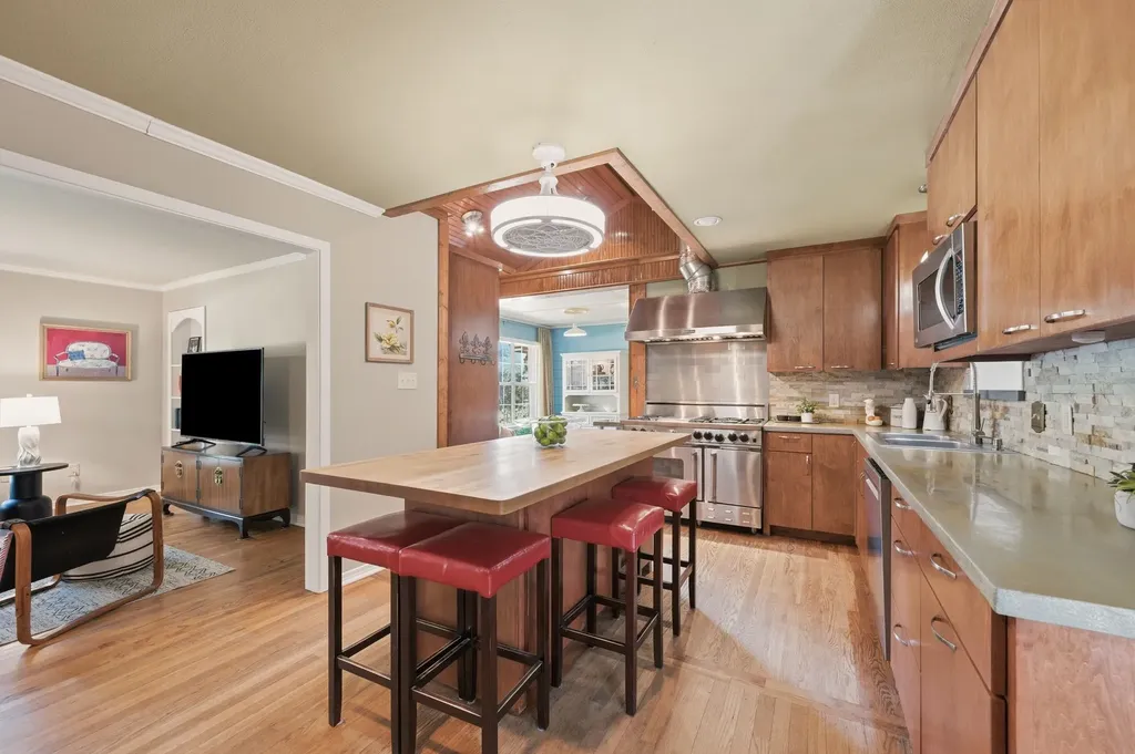 2012 W Lotus Avenue Fort Worth TX 76111