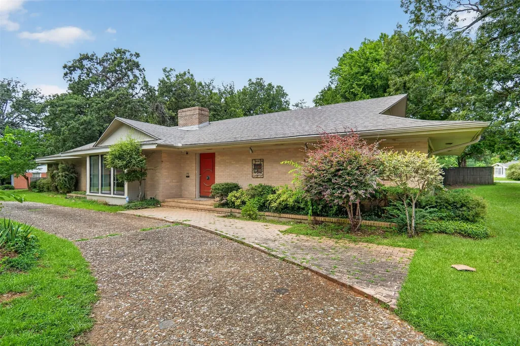 1911 Harrison Avenue Paris TX 75460