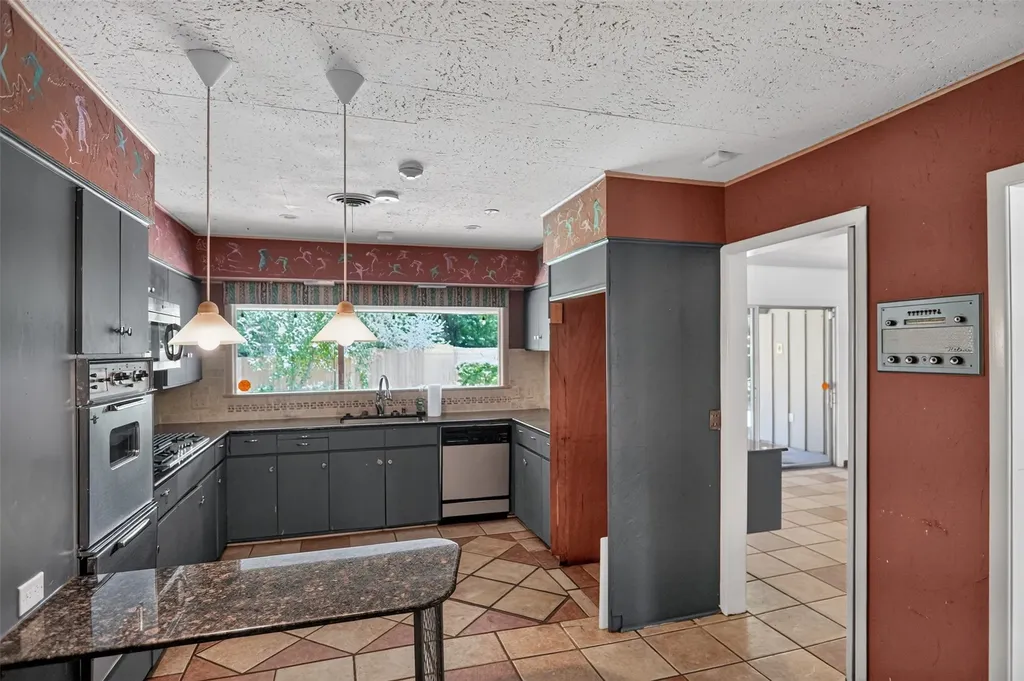 1911 Harrison Avenue Paris TX 75460