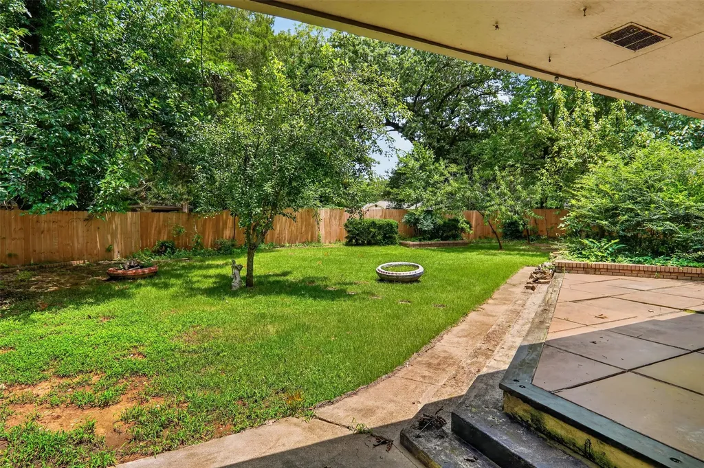 1911 Harrison Avenue Paris TX 75460