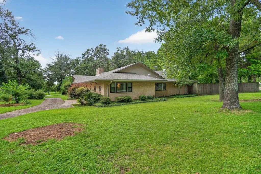 1911 Harrison Avenue Paris TX 75460