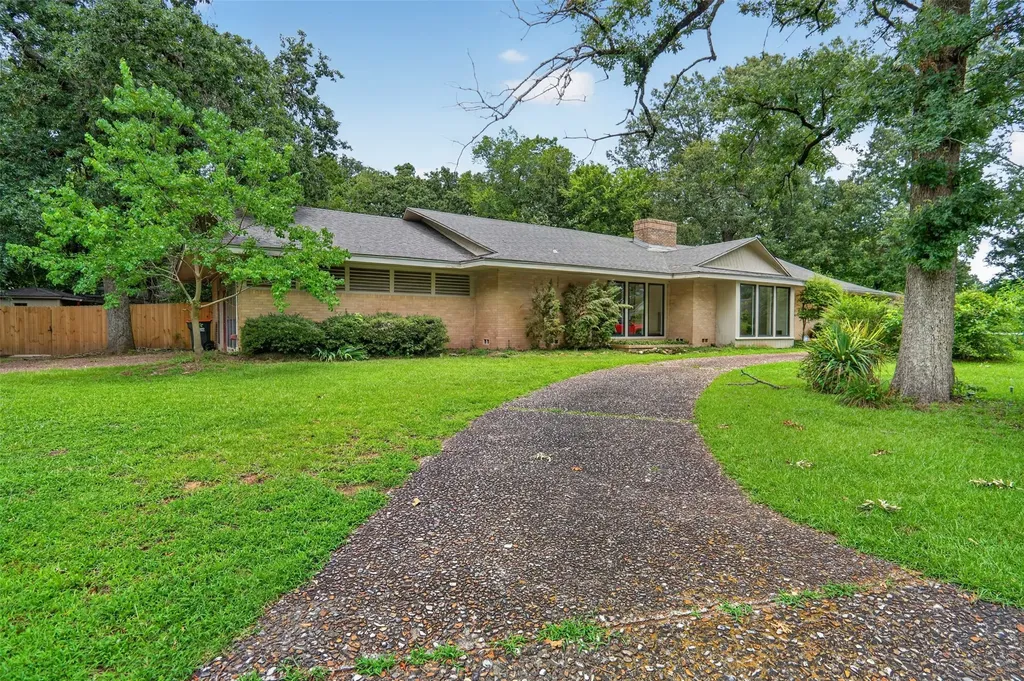 1911 Harrison Avenue Paris TX 75460