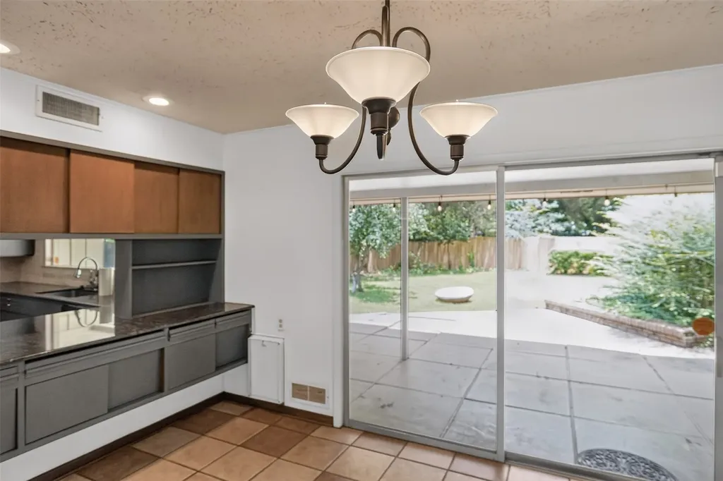 1911 Harrison Avenue Paris TX 75460