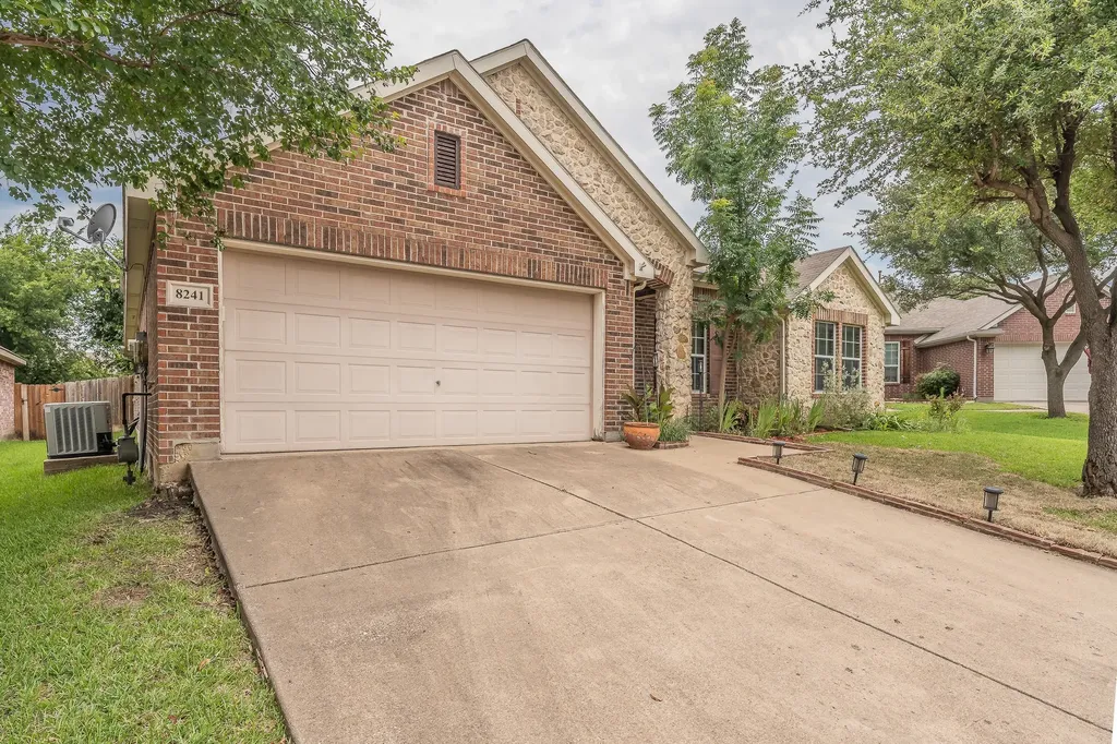 8241 Lauren Way Watauga TX 76148