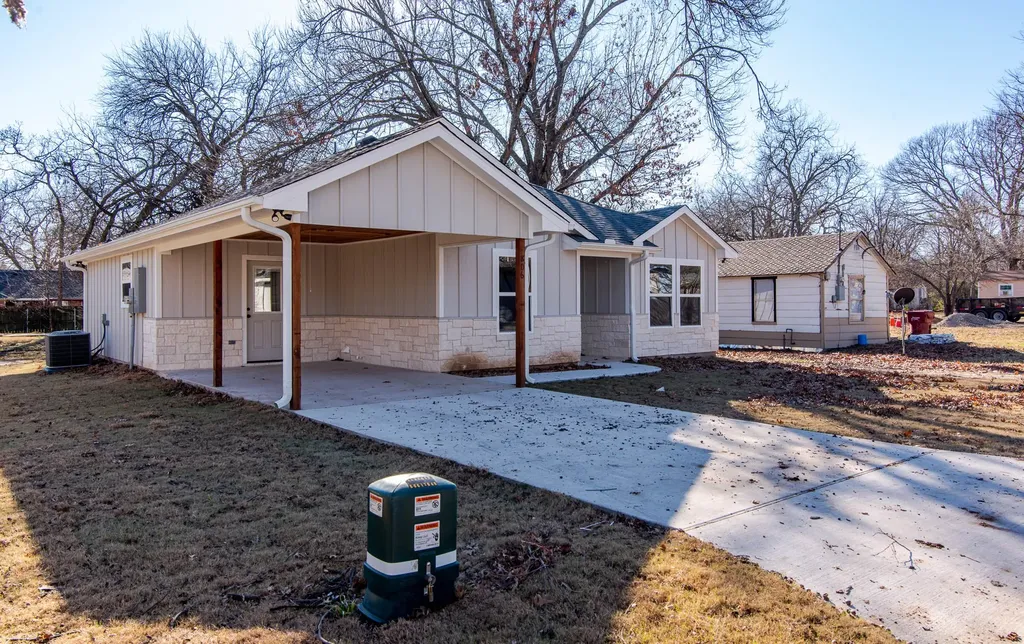 806 E 12th Street Bonham TX 75418