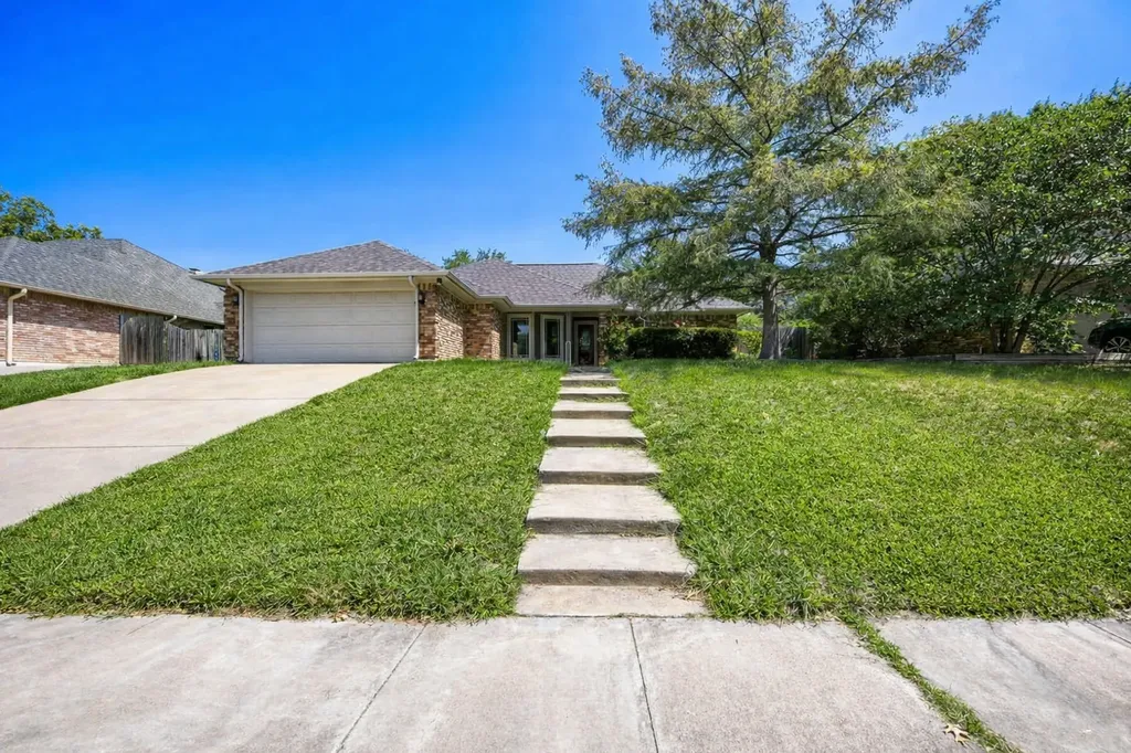 10104 Stoneleigh Drive Benbrook TX 76126