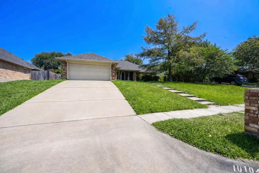 10104 Stoneleigh Drive Benbrook TX 76126