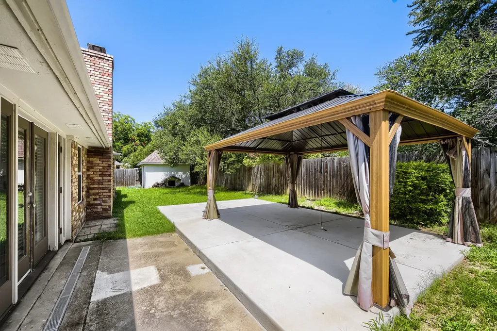 10104 Stoneleigh Drive Benbrook TX 76126