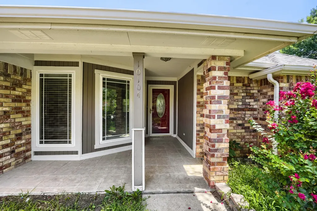 10104 Stoneleigh Drive Benbrook TX 76126
