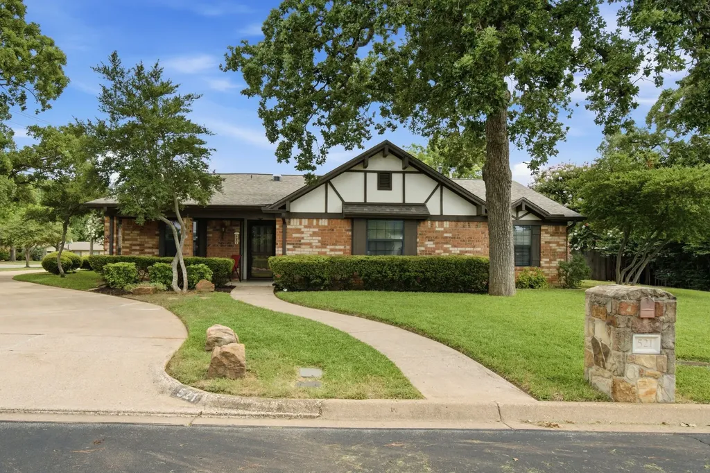 521 W Louella Drive Hurst TX 76054