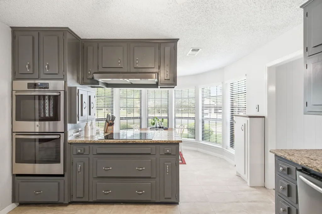 521 W Louella Drive Hurst TX 76054