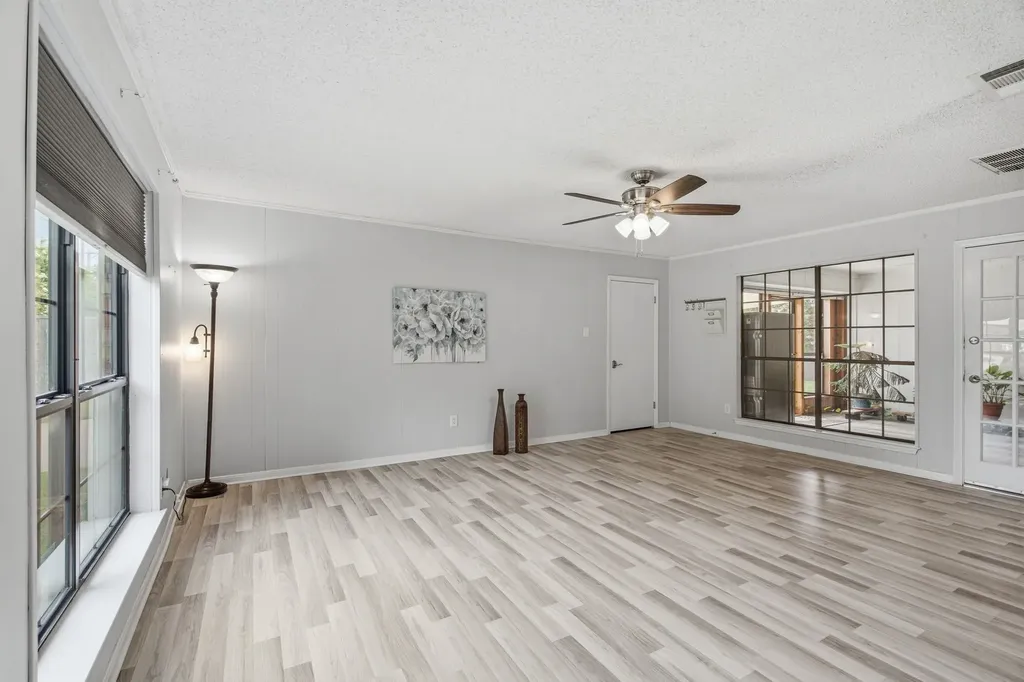 521 W Louella Drive Hurst TX 76054