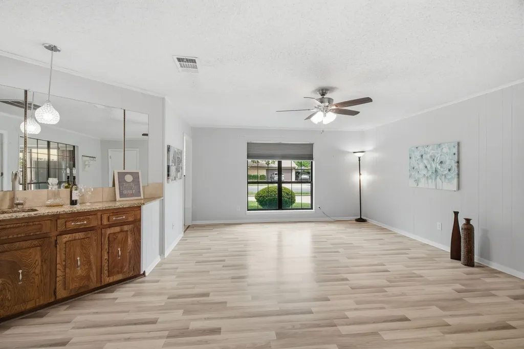 521 W Louella Drive Hurst TX 76054