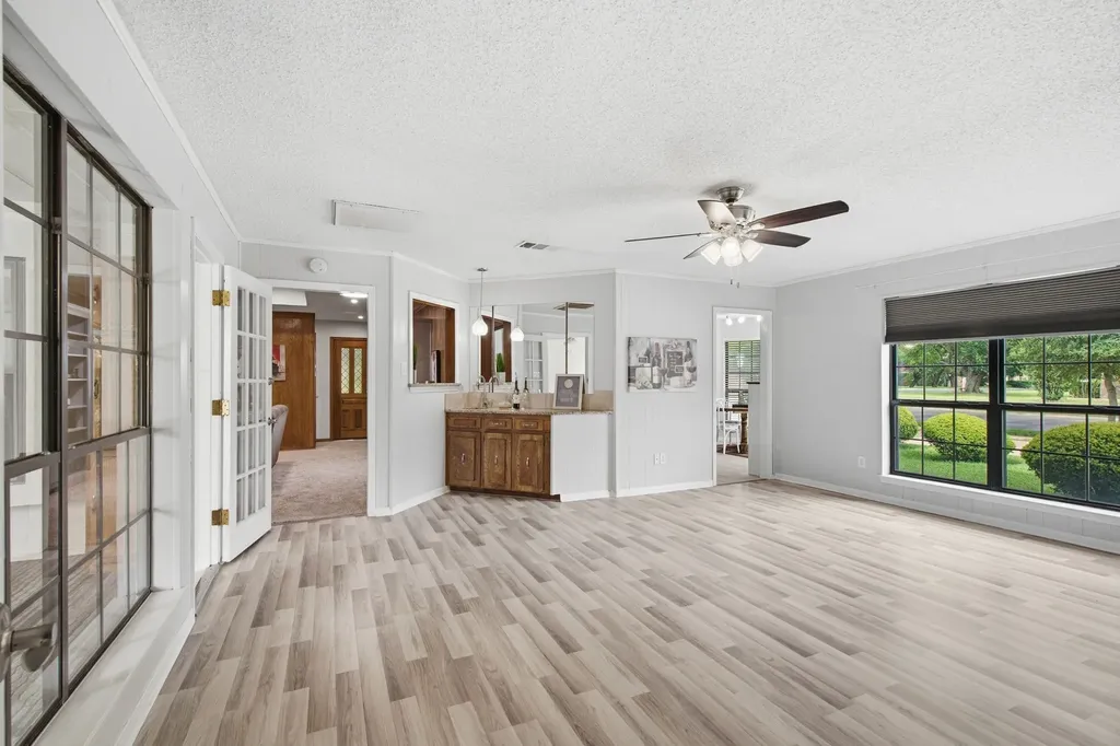 521 W Louella Drive Hurst TX 76054