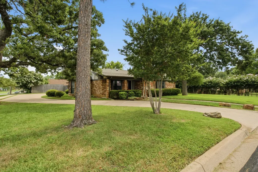 521 W Louella Drive Hurst TX 76054