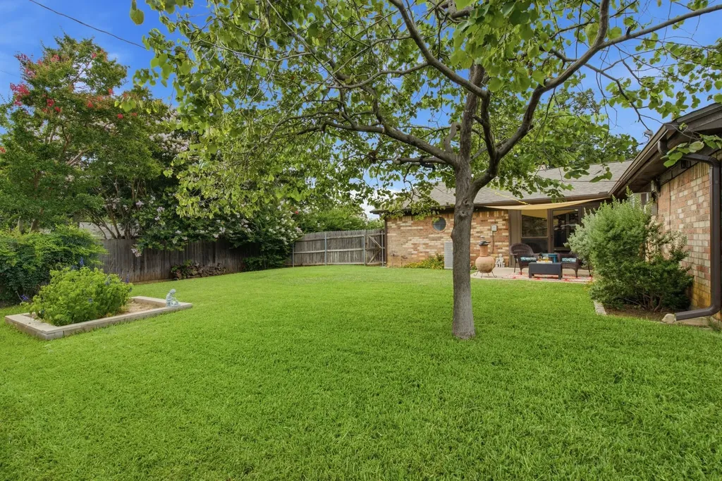 521 W Louella Drive Hurst TX 76054