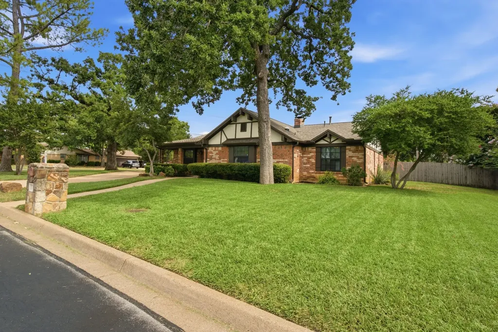521 W Louella Drive Hurst TX 76054