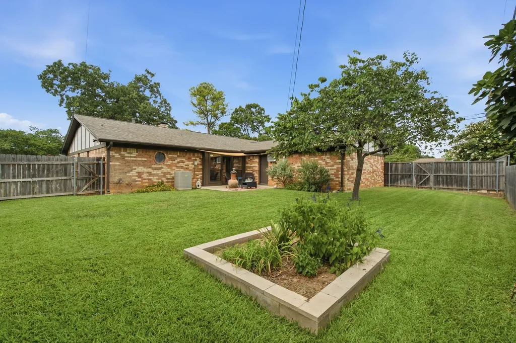 521 W Louella Drive Hurst TX 76054