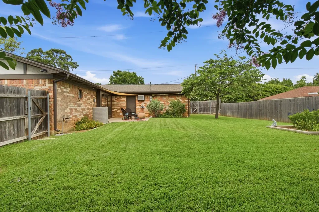 521 W Louella Drive Hurst TX 76054
