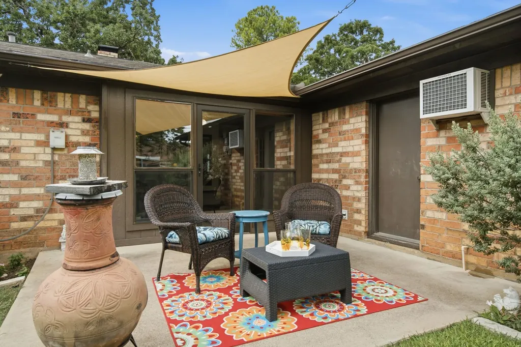 521 W Louella Drive Hurst TX 76054