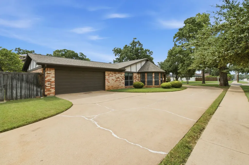 521 W Louella Drive Hurst TX 76054