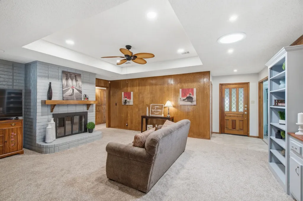 521 W Louella Drive Hurst TX 76054