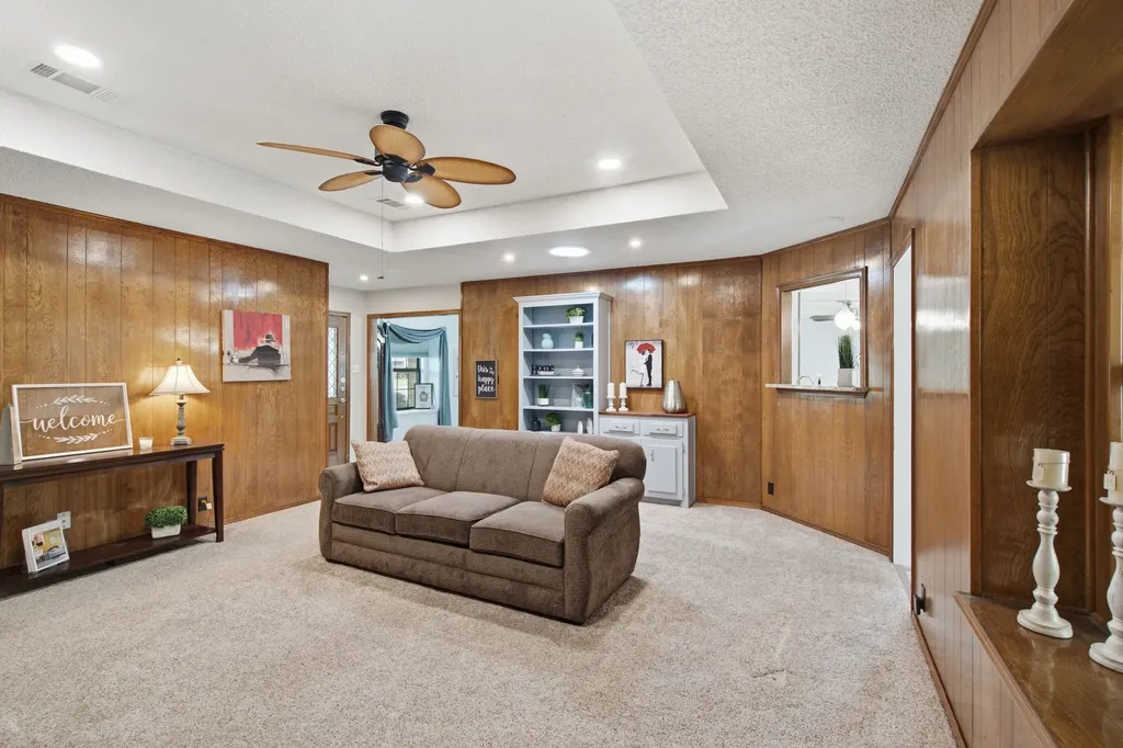 521 W Louella Drive Hurst TX 76054