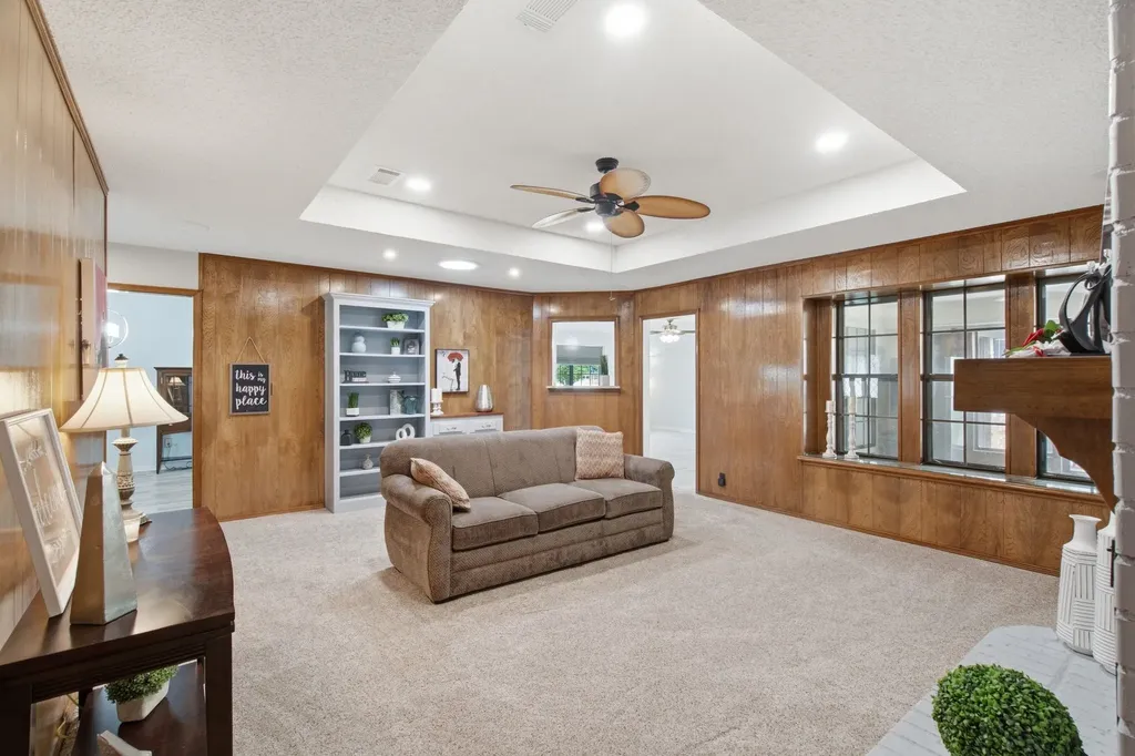 521 W Louella Drive Hurst TX 76054