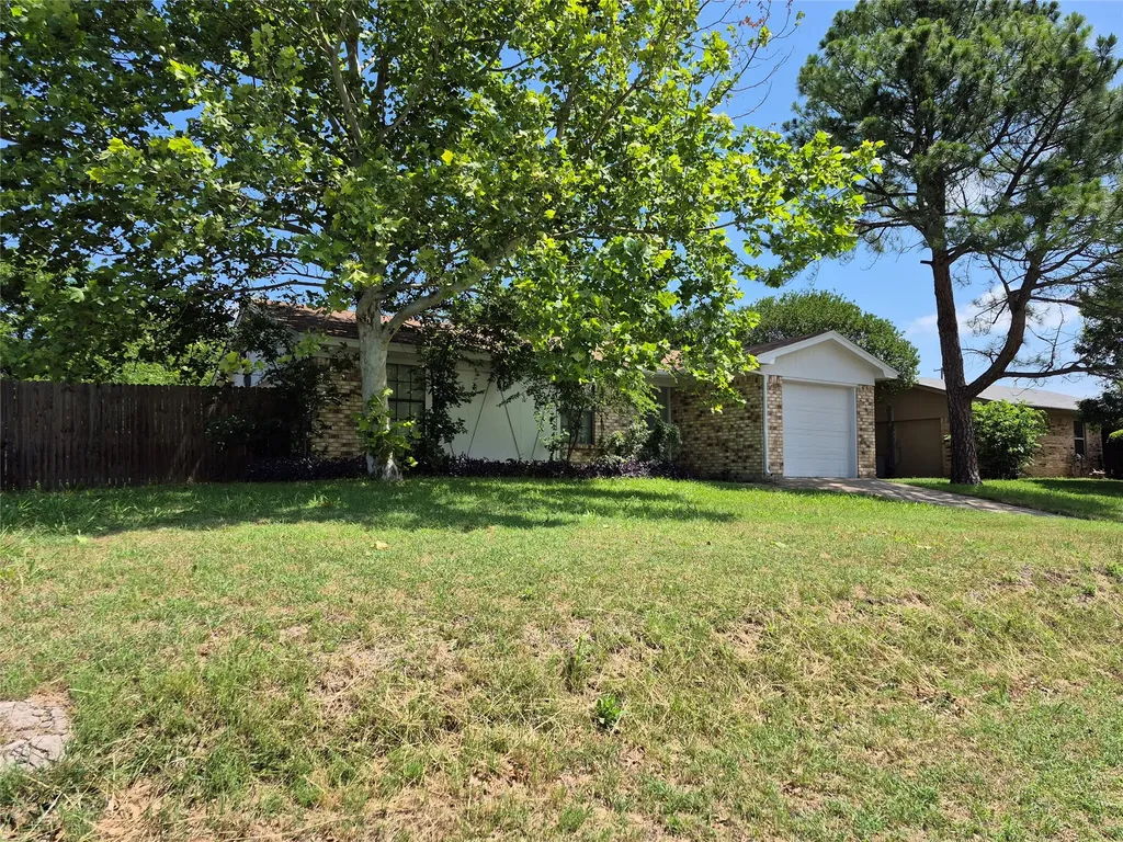 825 Springhill Drive Burleson TX 76028