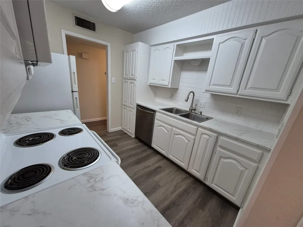 825 Springhill Drive Burleson TX 76028
