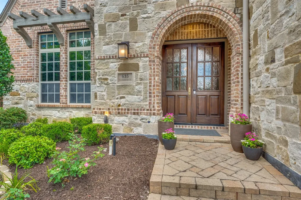 635 Fountainview Drive Irving TX 75039