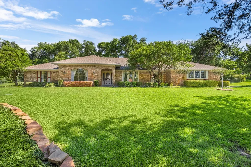 110 Cedar Drive Oak Leaf TX 75154