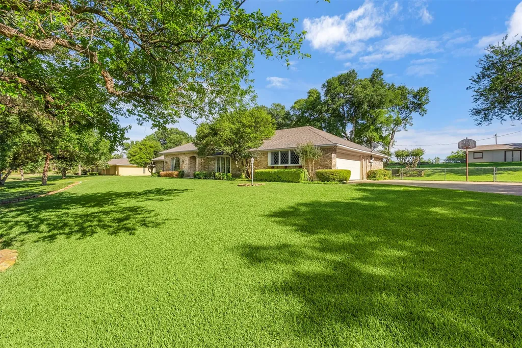 110 Cedar Drive Oak Leaf TX 75154