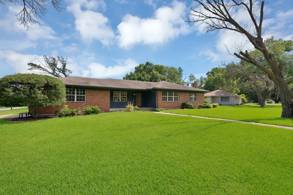 1618 Comanche Trail Garland TX 75043