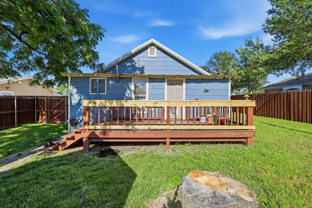 1005 N Oak Street Leonard TX 75452