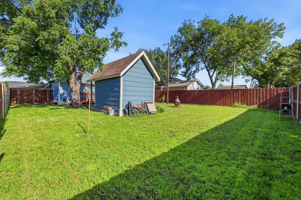 1005 N Oak Street Leonard TX 75452